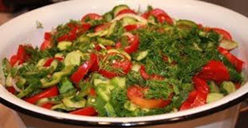 Салат из помидоров, болгарского перца и огурца фото