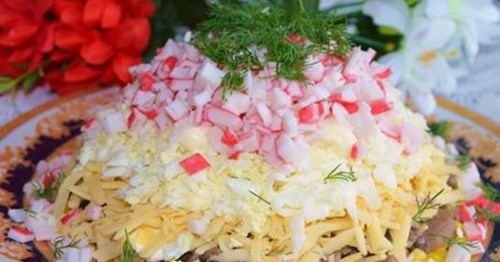 Салат с крабовыми палочками и грибами фото