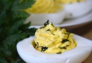 Яйца «фаршированные сырным кремом»