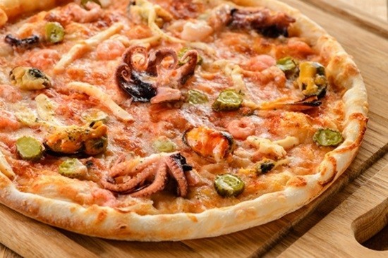 Диетическая пицца с морепродуктами фото