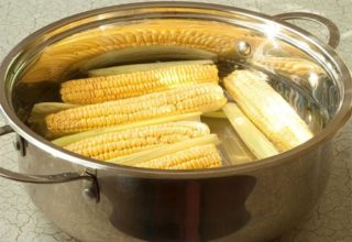 Как сварить кукурузу в початках в кастрюле